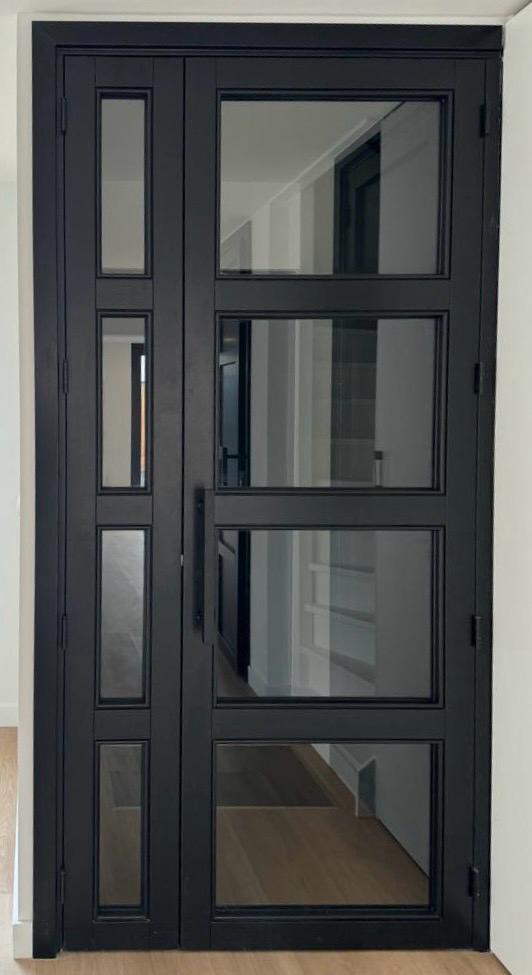 Zwarte binnendeur met glas en vast zijpaneel