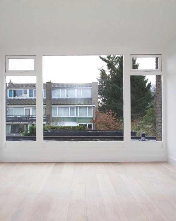 Nieuwe witte kozijnen met grote raampartijen