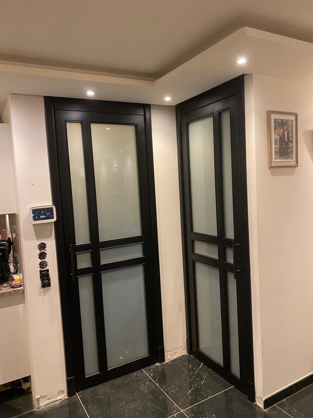 Moderne zwarte binnendeuren met glas