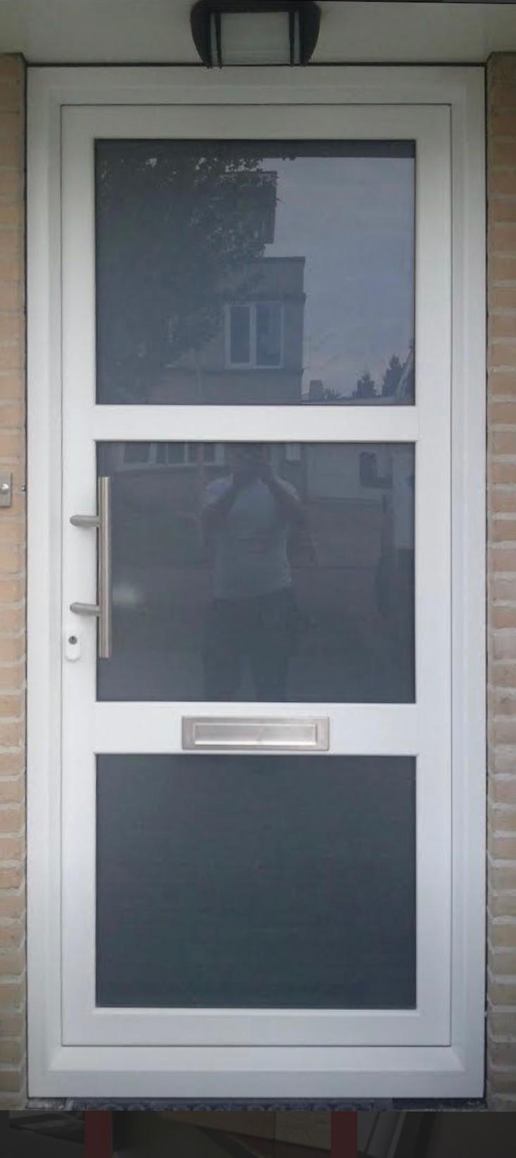 Witte voordeur met glas en brievenbus, strak geplaatst in wit kozijn